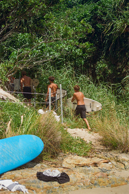 Surfers Access The Pass, Byron Bay