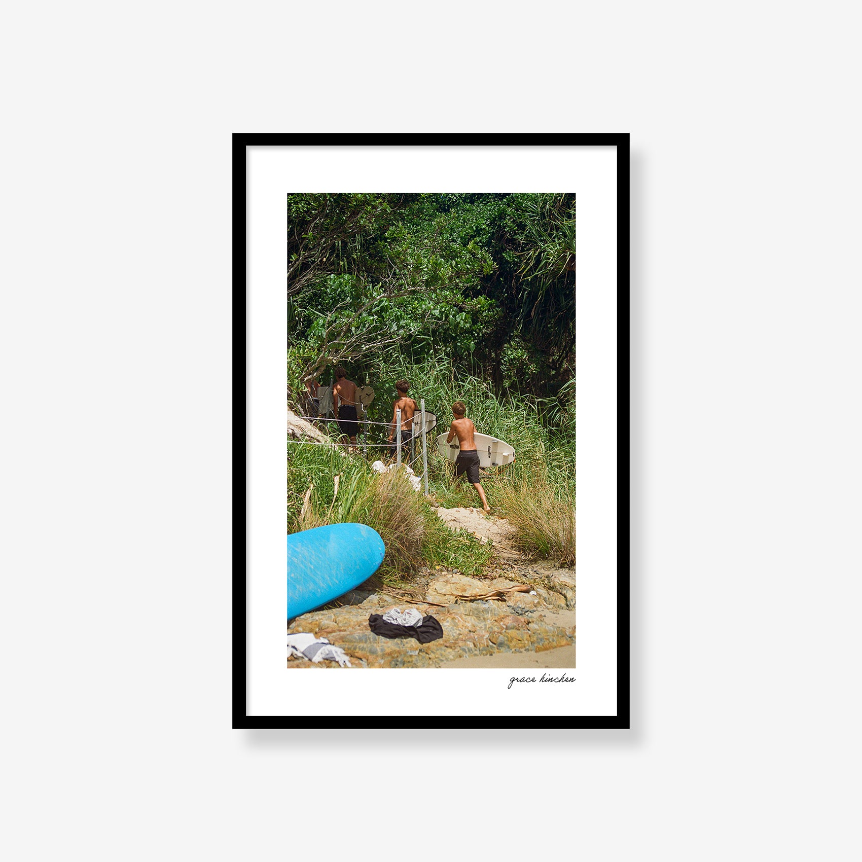 Surfers Access The Pass, Byron Bay